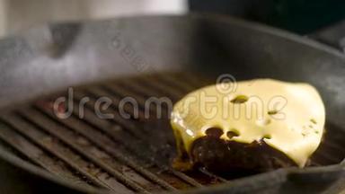 厨师抹刀用煎锅烤制的脆皮夹取多汁的肉饼